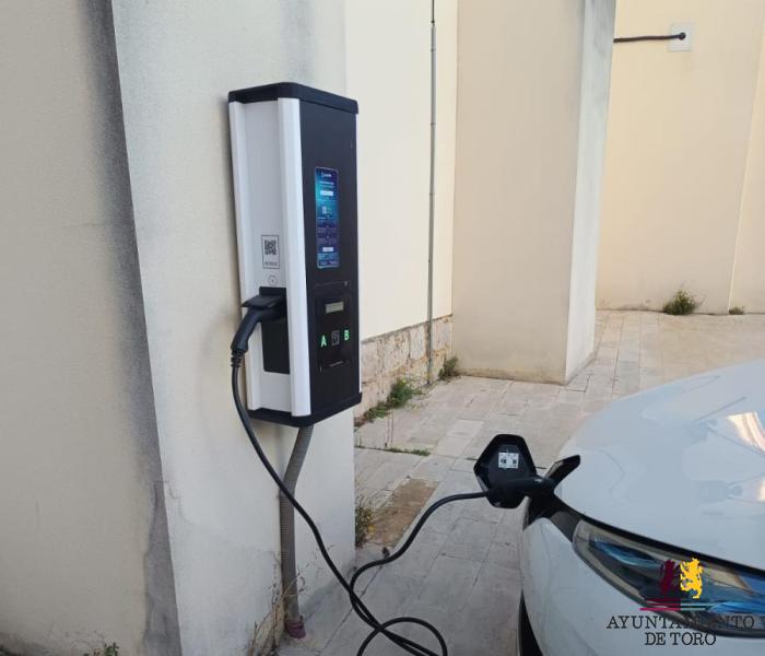 Toro apuesta por la movilidad sostenible con cuatro nuevos puntos de recarga para una capacidad de ocho veh&iacute;culos el&eacute;ctricos