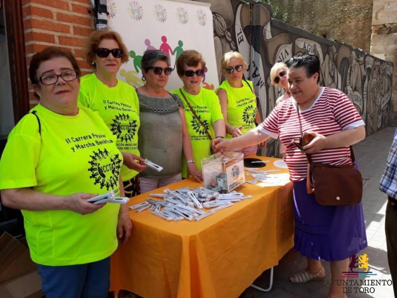 M&aacute;s de 1.000 abanicos de colores,