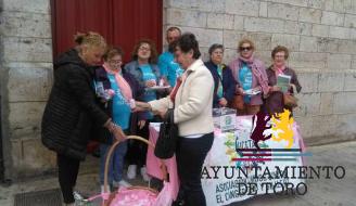 La asociaci&oacute;n Uccta reparte folletos y zapatos de color rosa para concienciar sobre el c&aacute;ncer de mama