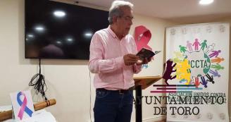 ``En rosa, luego existo`` pone la poes&iacute;a en el d&iacute;a del principal tumor femenino