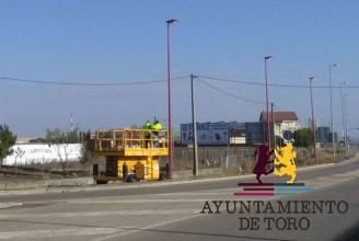 El Ayuntamiento renueva la iluminaci&oacute;n, desbroza y bachea el pol&iacute;gono industrial