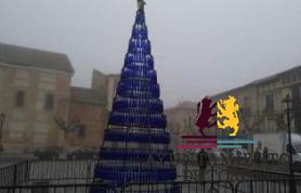 La ciudad se prepara para celebrar la Navidad con la instalaci&oacute;n del alumbrado y del &aacute;rbol de botellas