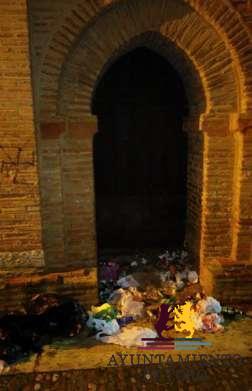 V&aacute;ndalos llenan de basura el entorno de la iglesia de San Lorenzo el Real