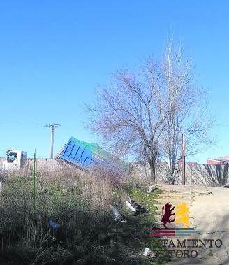 Obras retira los restos de las viviendas prefabricadas y limpia la parcela que ocupaban