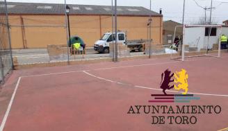 El Ayuntamiento renueva la valla de protecci&oacute;n de la pista deportiva situada en el Canto