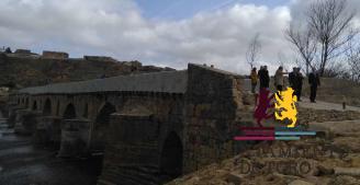 La limpieza del cauce del r&iacute;o dignificar&aacute; el entorno del restaurado puente de piedra