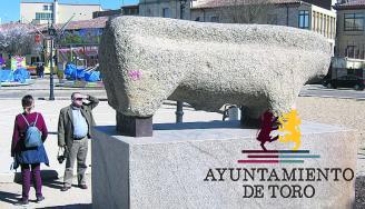 Cinco menores, presuntos autores de una pintada en el ``toro de piedra``