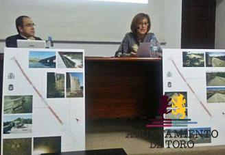 Claudio Pedrero repasa en una conferencia las obras de rehabilitaci&oacute;n ejecutadas en el puente de piedra