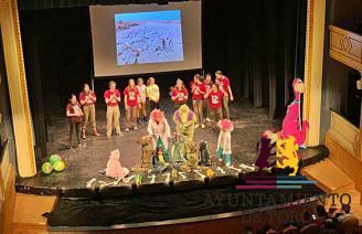 ``Los dinosaurios`` cantan para los ni&ntilde;os toresanos en el teatro Latorre