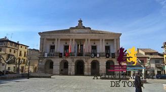 Los reposteros en la balconada del Ayuntamiento anuncian la Pasi&oacute;n