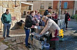 El Hogar de Mayores de Toro reparte 40 kilos de casta&ntilde;as