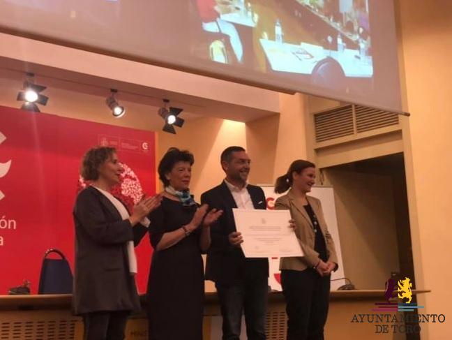 El IES Pardo Tavera de Toro recoge de manos de la ministra en funciones Isabel Cel&aacute;a el premio nacional de Educaci&oacute;n para el Des