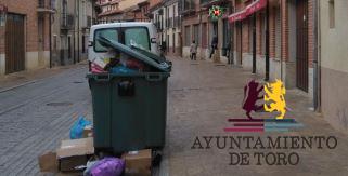 Operarios de limpieza critican la acumulaci&oacute;n de guantes usados en calles de Toro