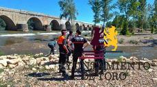 Rescatan a una mujer en una isla del Duero a su paso por Toro al no poder regresar por la corriente