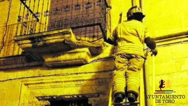 Los Bomberos de Toro aseguran un balc&oacute;n para evitar desprendimientos