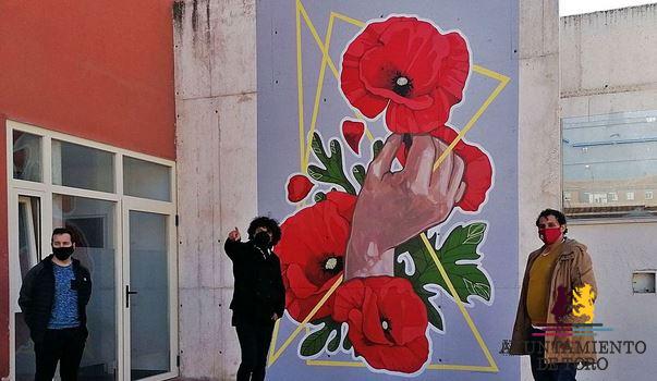 Toro rinde un homenaje a las v&iacute;ctimas del COVID con un mural de Carlos Adeva