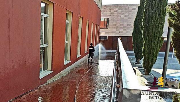Los bomberos intensifican la desinfecci&oacute;n de los accesos a edificios p&uacute;blicos de Toro