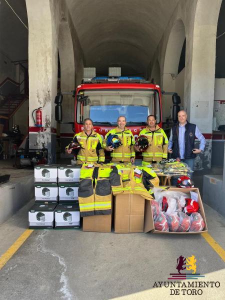 El Ayuntamiento de Toro incorpora nuevos uniformes y cascos para el servicio de Bomberos
